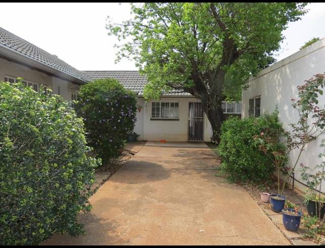 3 BEDROOM HOUSE FOR SALE IN GERMISTON CENTRAL
